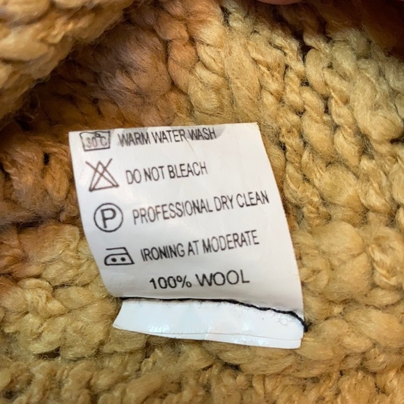 Vintage 100% Wool, Mustard turtleneck fits S/M - Picture 6 of 8